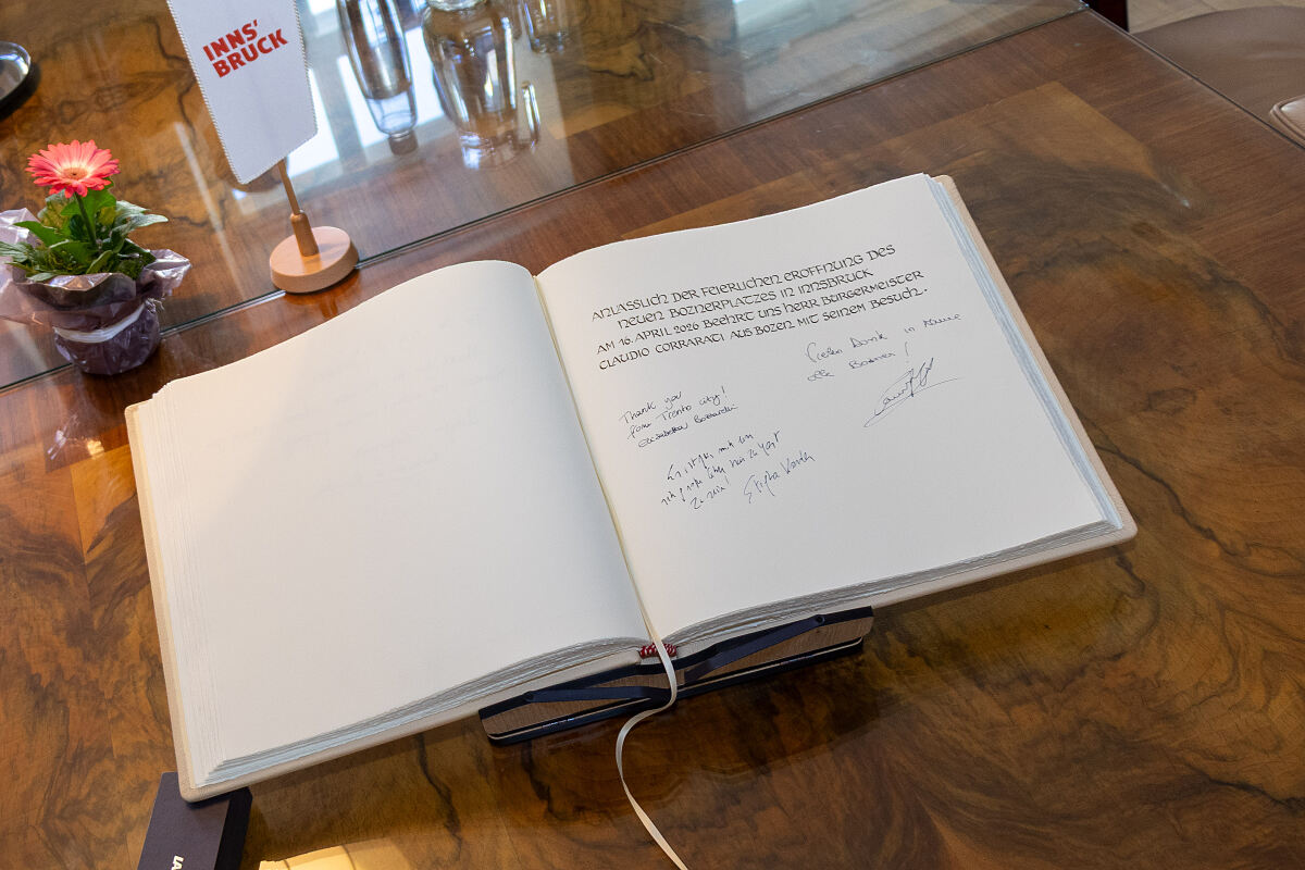 260416_Eröffnung Bozner Platz_Goldenes Buch_3_DJ