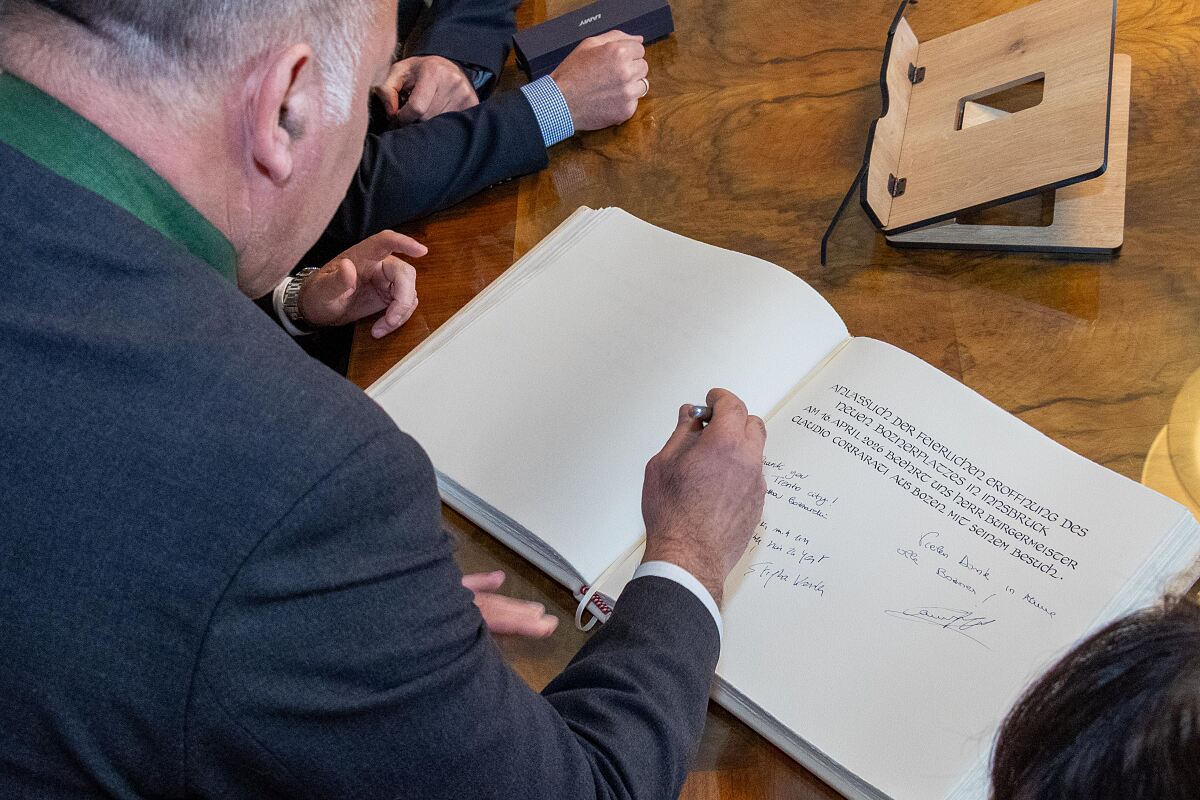 260416_Eröffnung Bozner Platz_Goldenes Buch_2_DJ