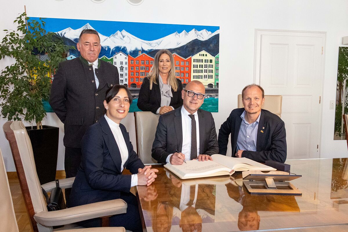 260416_Eröffnung Bozner Platz_Goldenes Buch_1_DJ