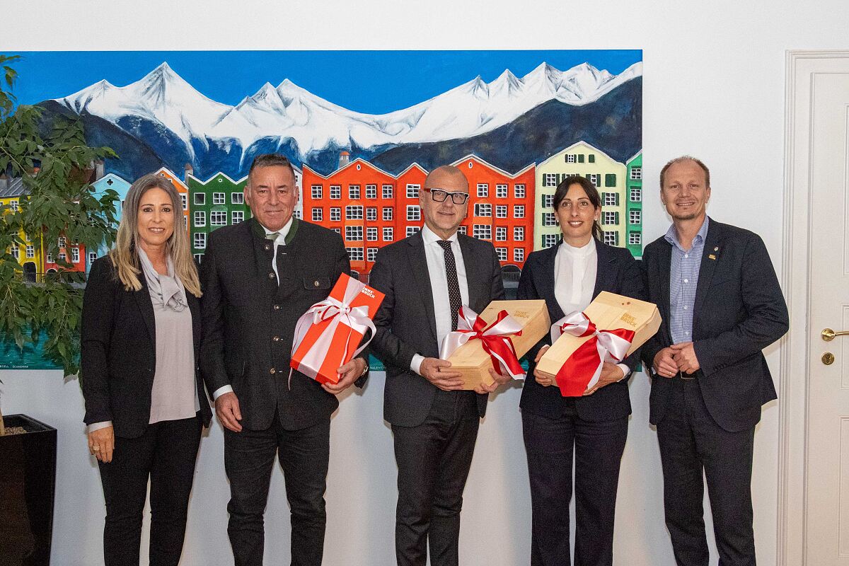 260416_Eröffnung Bozner Platz_Goldenes Buch_4_DJ