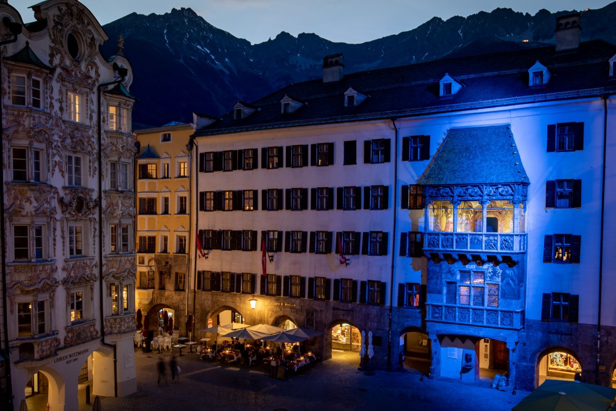 250512_GoldenesDachl1_blau_Rauth