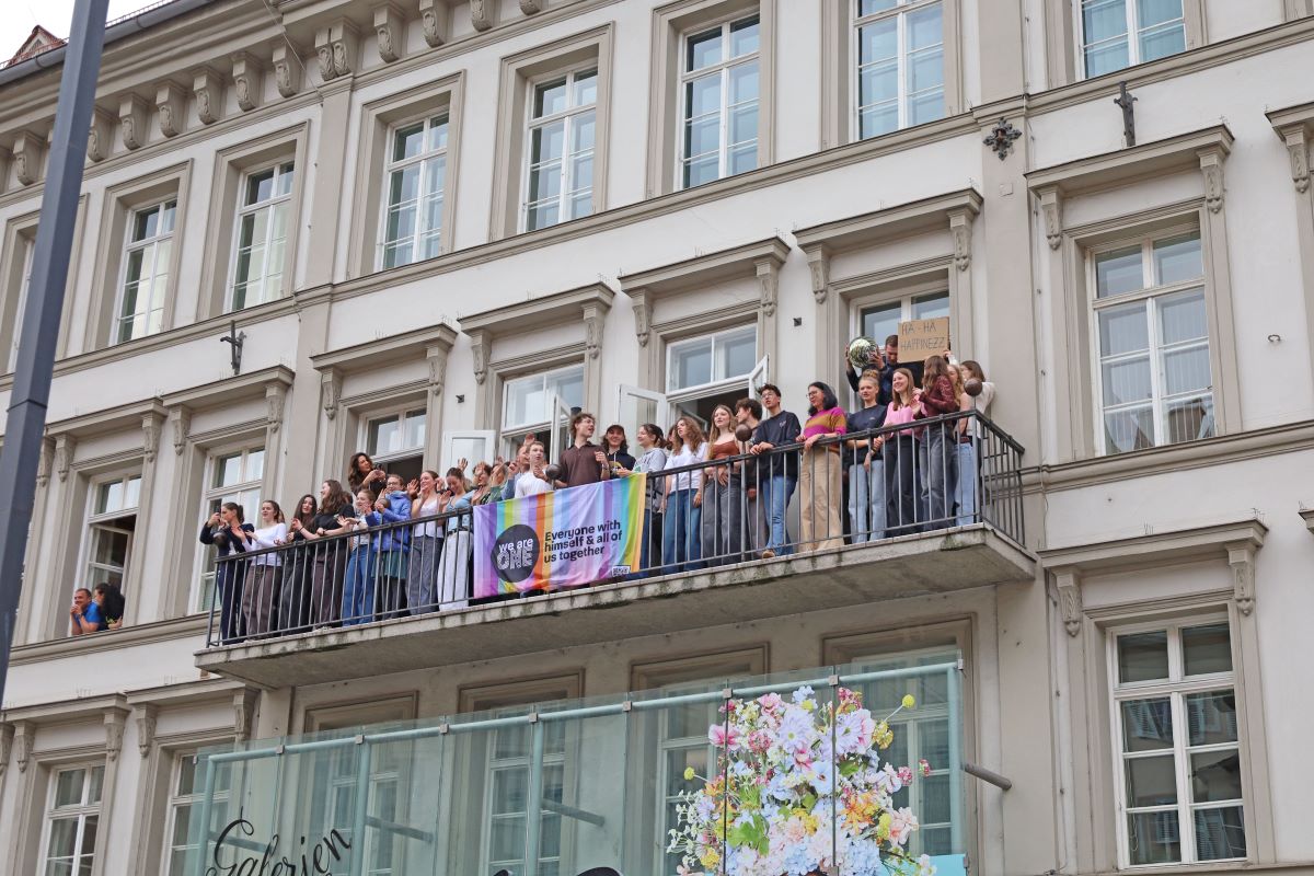 260511_ESC_Happiness_Balkon_AS