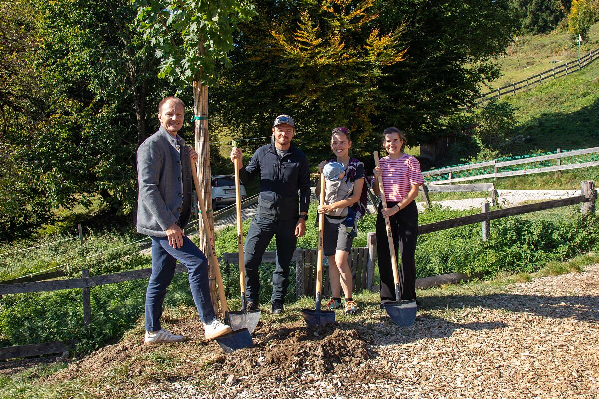 260930_Baumpflanzung Arzler Alm_2_DJ