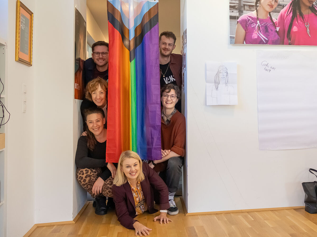 18_19_queer_Jugendzentrum_Queeze_Bär
