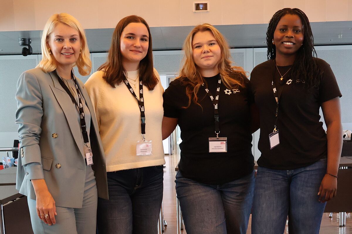  Vizebürgermeisterin Elisabeth Mayr mit den Jugendbeirätinnen Viktoria, Antonella und Mavis.