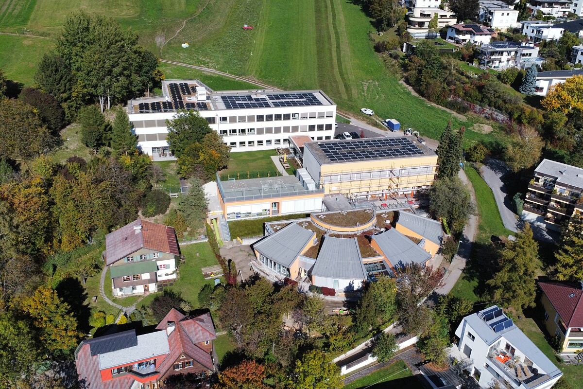Drohnenaufnahmen vom umfassend sanierten und erweiterten Campus Arzl.