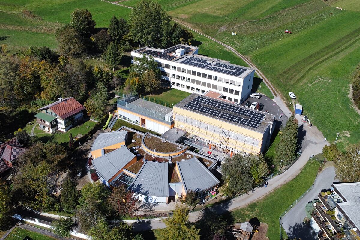 Drohnenaufnahmen vom umfassend sanierten und erweiterten Campus Arzl.