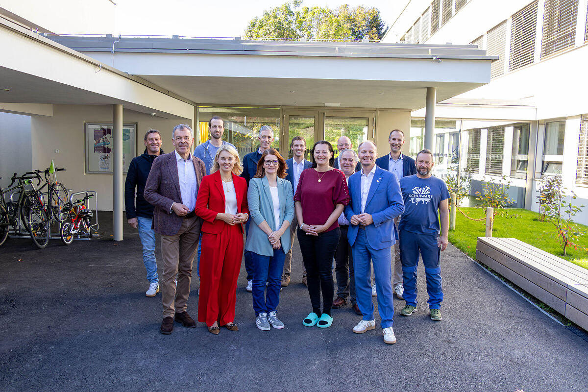 Freuen sich über die gelungene Sanierung und Erweiterung des Campus Arzl (v.l.n.r.): Bauleiter Martin Kiechl, Vizebürgermeister Georg Willi, Bauleiter Philipp Nagele, Vizebürgermeisterin Elisabeth Mayr, Mario Gasser, Direktorin Petra Eichler, Amtsvorstand Tassilo Kaiser (Sport), Barbara Meingassner, Amtsvorstand Werner Leithmayr (Schule und Bildung), Projektleiter Walter Aistleitner, Bürgermeister Johannes Anzengruber, Prokurist Georg Preyer (IIG), Oliver Tschank (Schulwart).