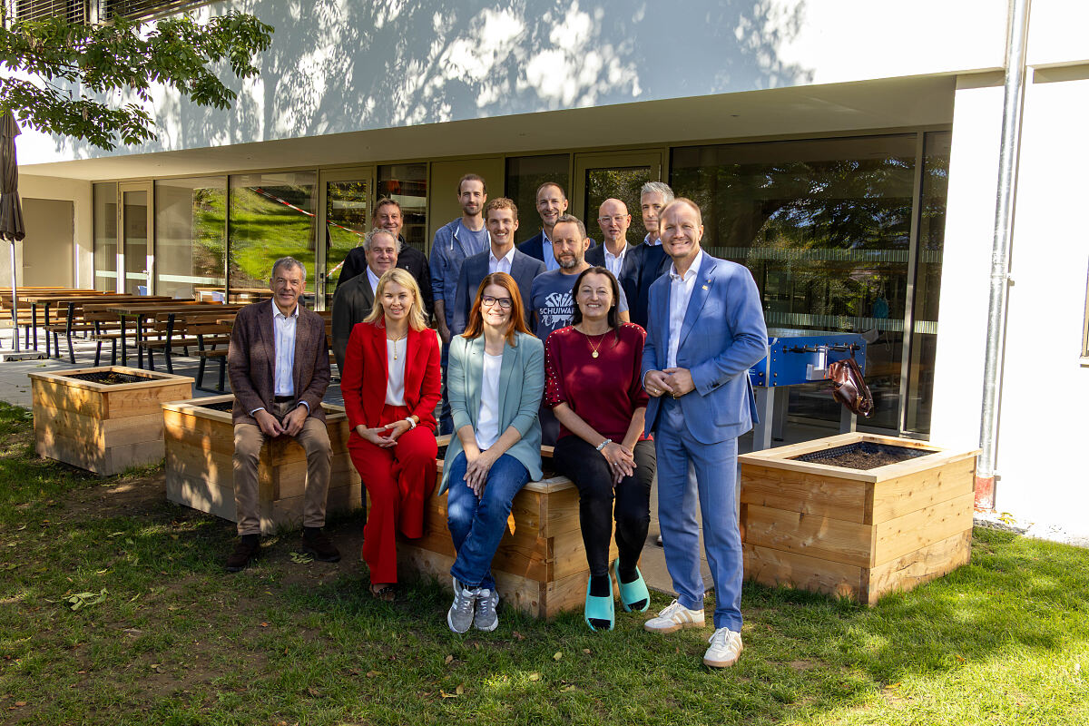 Freuen sich über die gelungene Sanierung und Erweiterung des Campus Arzl (v.l.n.r.): Vizebürgermeister Georg Willi, Projektleiter Walter Aistleitner, Bauleiter Martin Kiechl, Vizebürgermeisterin Elisabeth Mayr,  Bauleiter Philipp Nagele, Amtsvorstand Tassilo Kaiser (Sport), Direktorin Petra Eichler, Prokurist Georg Preyer (IIG), Oliver Tschank (Schulwart), Barbara Meingassner, Amtsvorstand Werner Leithmayr (Schule und Bildung), Mario Gasser, Bürgermeister Johannes Anzengruber.