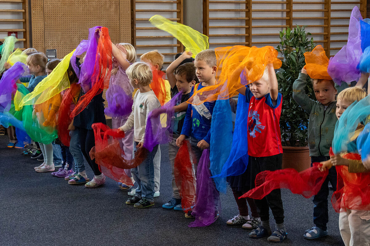 Die Klasse 2A der Volksschule Arzl feierte die Campuseröffnung mit einer bunten Tanzeinlage.