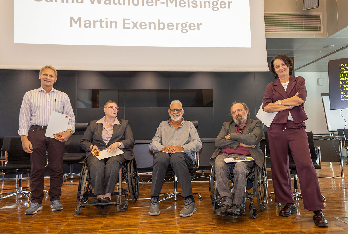 Mit der juristischen Behindertenbeauftragten Carina Wallnöfer-Meisinger (r.) und dem technischen Behindertenbeauftragten Martin Exenberger (l.) wurden auch zwei städtische Mitarbeitende geehrt - für 25 Jahre Engagement in diesem Bereich. (Im Bild mit den BBR-Ehrenvorsitzenden, v.l. Elisabeth Rieder, Werner Pfeifer und Hubert Stockner)
