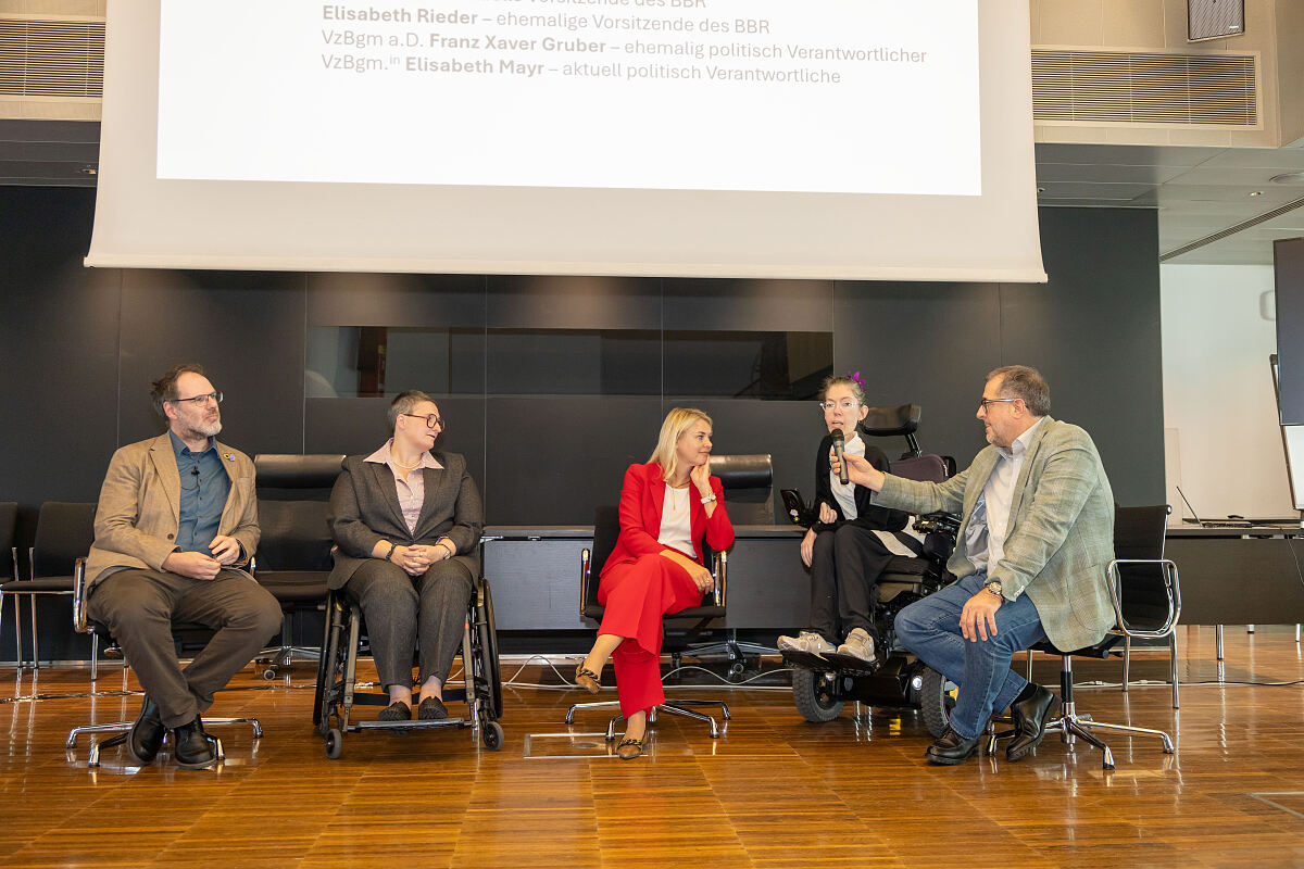 Gesprächsrunde mit Vizebürgermeisterin Elisabeth Mayr (m.), BBR-Vorsitzender Julia Golser (2.v.r.), der ehemaligen Vorsitzenden Elisabeth Rieder (2.v.l.), und dem ehemaligen Vizebürgermeister Franz Xaver Gruber (r.) sowie Moderator Wolf Grünzweig (l.).