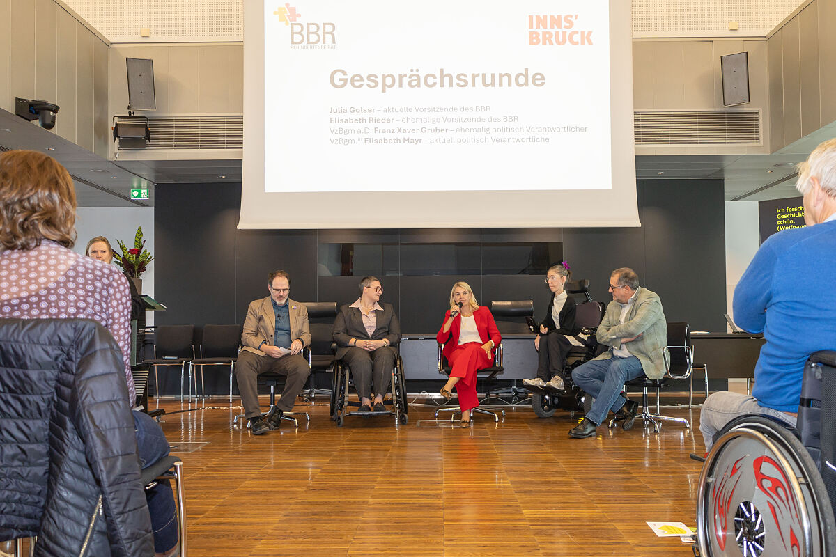 Gesprächsrunde mit Vizebürgermeisterin Elisabeth Mayr (m.), BBR-Vorsitzender Julia Golser (2.v.r.), der ehemaligen Vorsitzenden Elisabeth Rieder (2.v.l.), und dem ehemaligen Vizebürgermeister Franz Xaver Gruber (r.) sowie Moderator Wolf Grünzweig (l.)