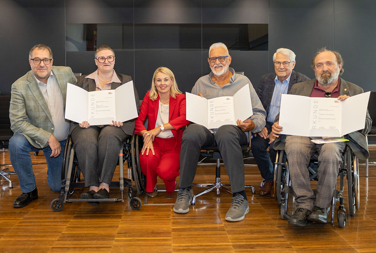 Die ehemaligen BBR-Vorsitzenden Elisabeth Rieder (2.v.l.), Werner Pfeifer (3.v.r.) und Hubert Stockner (r.) wurden von Vizebürgermeisterin Elisabeth Mayr (3.v.l.) und den ehemaligen Vizebürgermeistern Franz Xaver Gruber (l.) und Eugen Sprenger (2.v.r.) mit dem Ehrenvorsitz des Behindertenbeirats geehrt. 