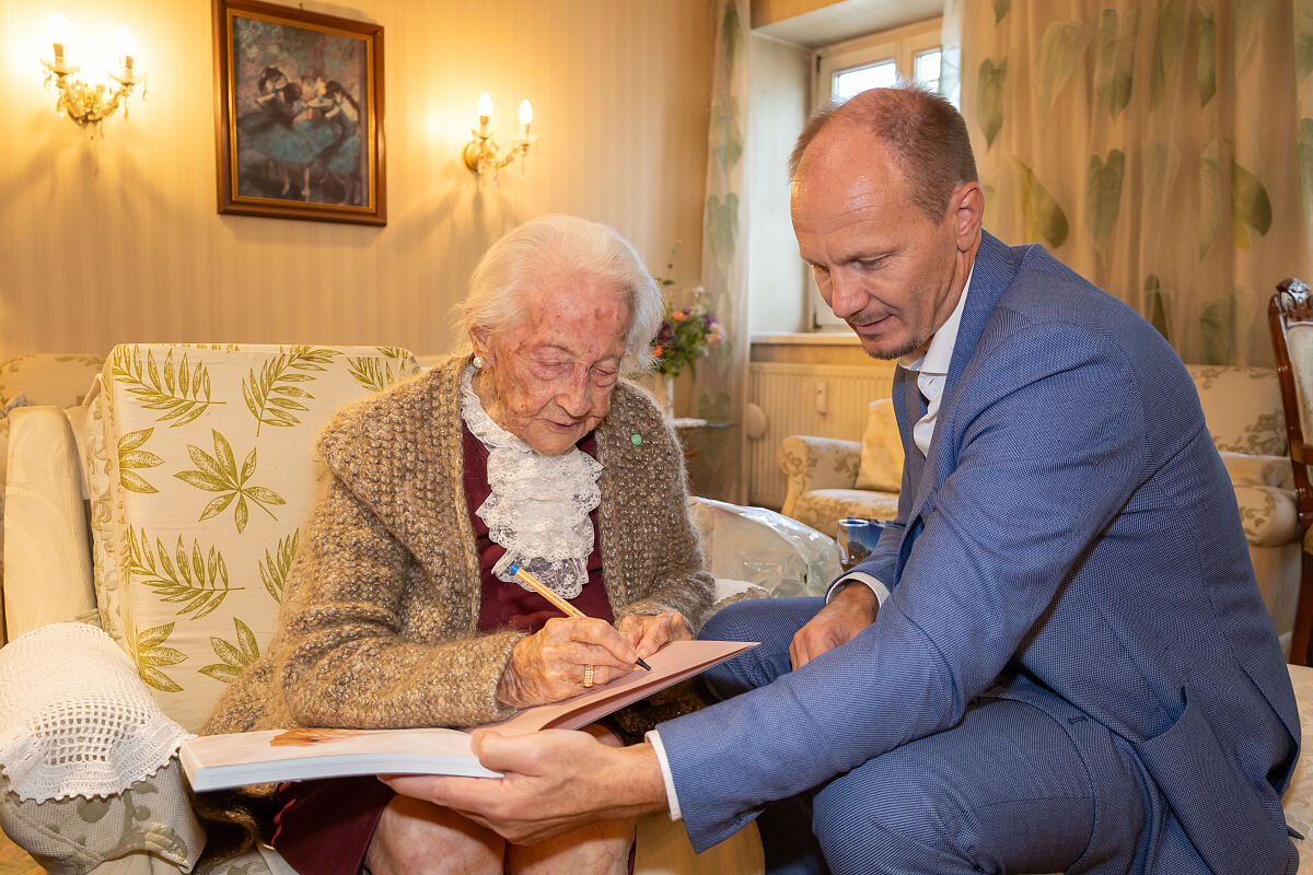 Maria-Luise Regensburger ließ es sich nicht nehmen, Bürgermeister Johannes Anzengruber eine persönliche Widmung in den Bildband zu schreiben.