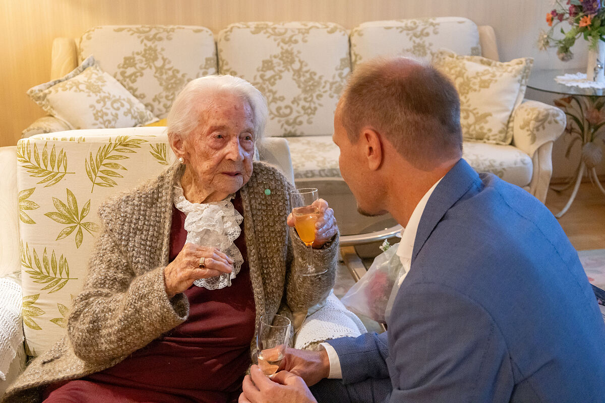 Maria-Luise Regensburger teilte ihre Erfahrungen mit Bürgermeister Johannes Anzengruber.