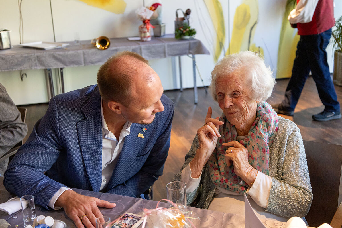 Innsbrucks älteste Bürgerin Josefine Psula hatte einige Anekdoten für Bürgermeister Johannes Anzengruber auf Lager.