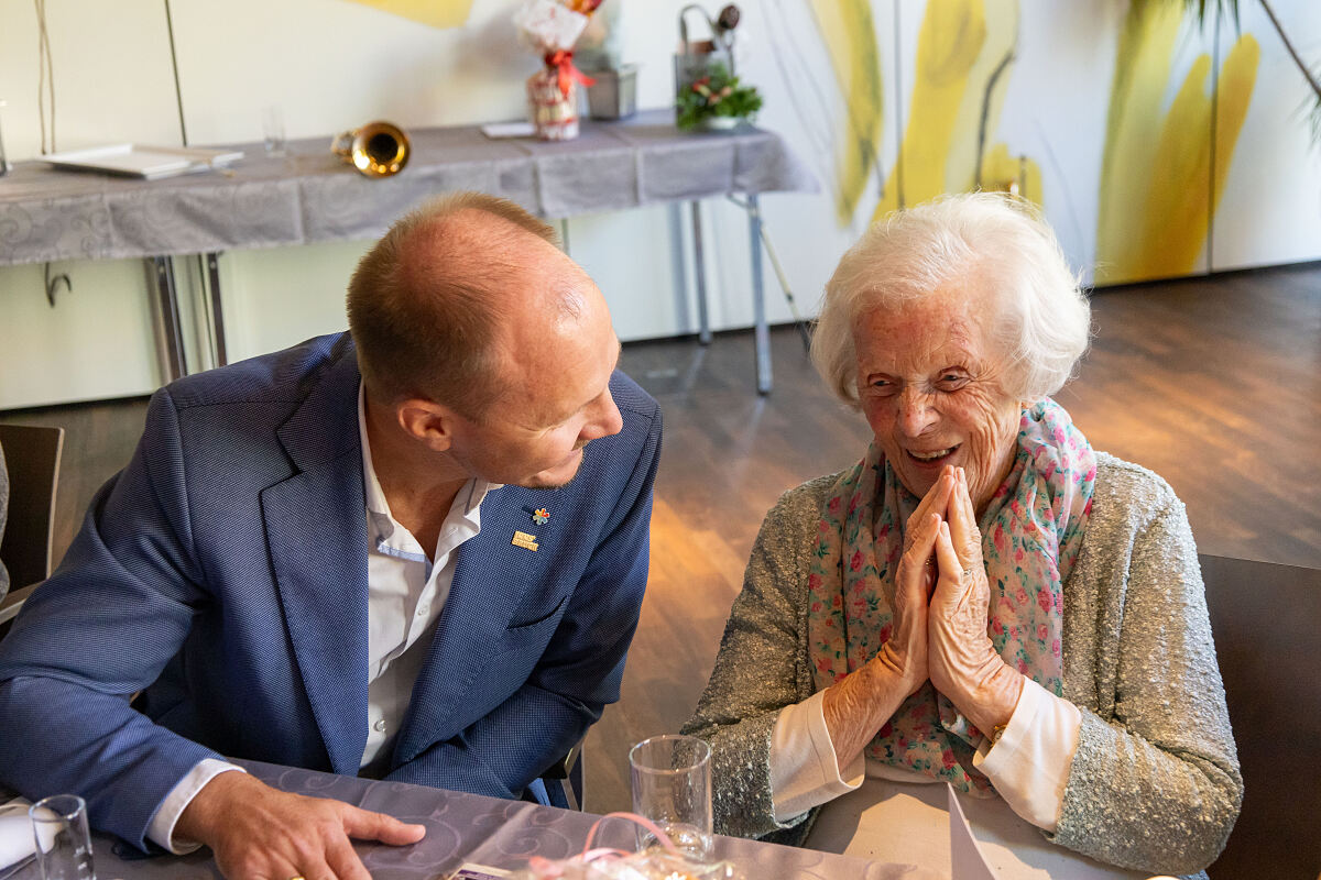 Mit Kaffee und Kuchen, dem ein oder anderen Gläschen und vielen guten Geschichten wurde der Geburtstag von Innsbrucks ältester Bürgerin noch gebührend gefeiert.