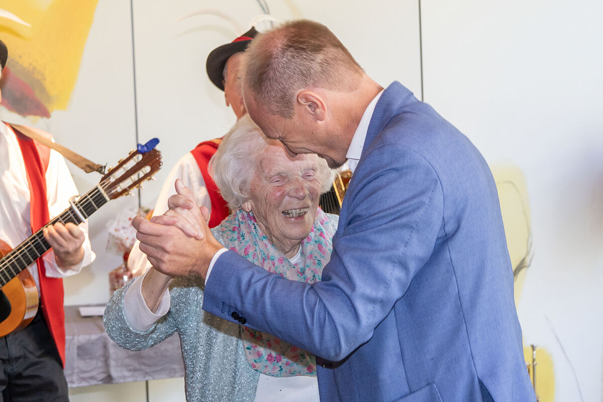 Gemeinsam tanzten Bürgermeister Johannes Anzengruber und Josefine Psula einen Geburtstagswalzer.