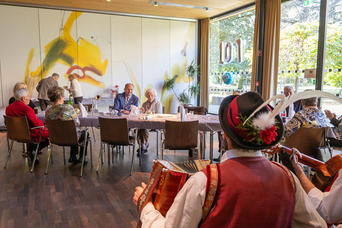 Mit viel Gesang, Trompete, Gitarre und Ziehharmonika wurde der 107. Geburtstag von Josefine Psula stimmungsvoll musikalisch begleitet.
