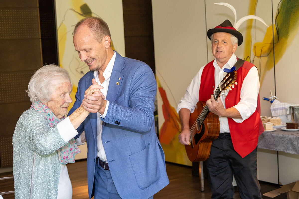 Gemeinsam tanzten Bürgermeister Johannes Anzengruber und Josefine Psula einen Geburtstagswalzer.