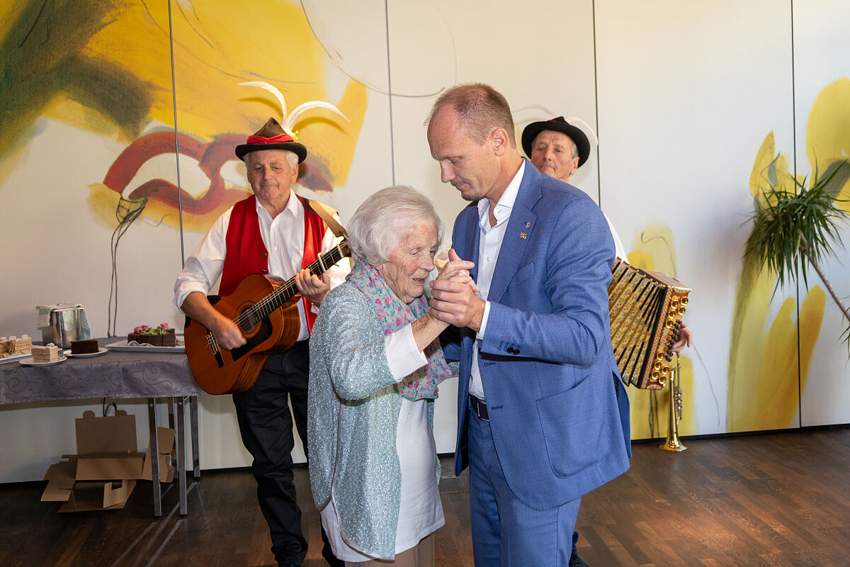 Gemeinsam tanzten Bürgermeister Johannes Anzengruber und Josefine Psula einen Geburtstagswalzer.