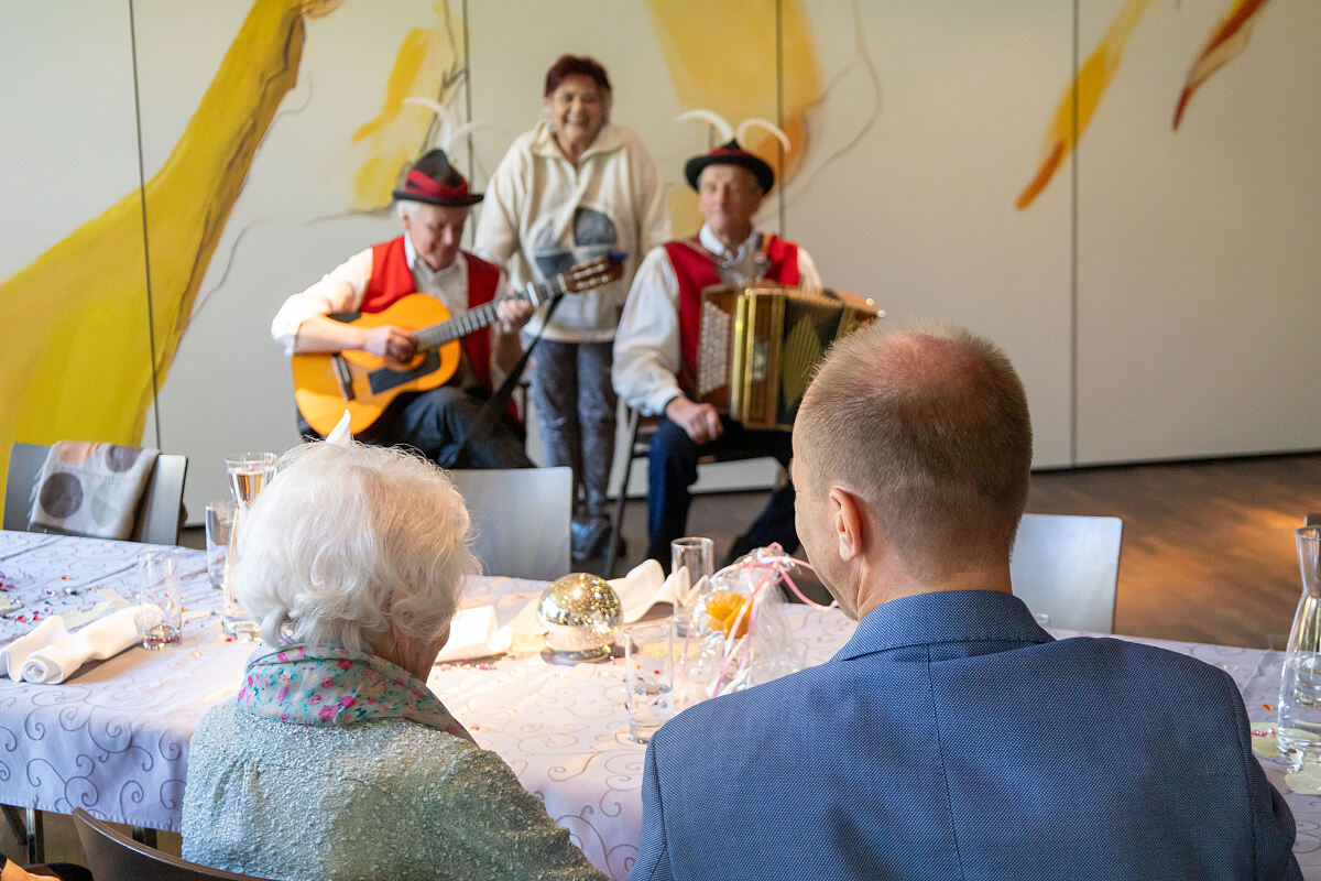 Mit viel Gesang, Trompete, Gitarre und Ziehharmonika wurde der 107. Geburtstag von Josefine Psula stimmungsvoll musikalisch begleitet.
