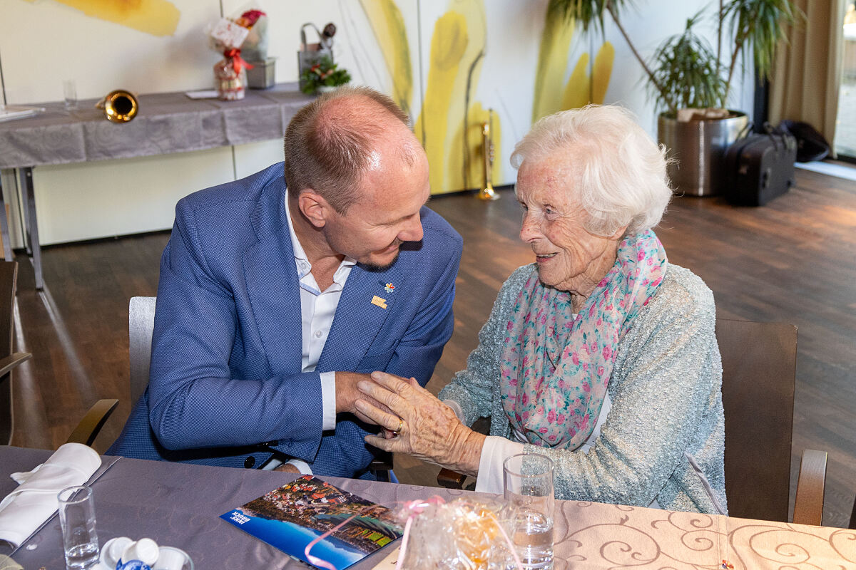 Josefine Psula bedankte sich herzlich bei Bürgermeister Johannes Anzengruber für den Besuch zu ihrem Geburtstag.