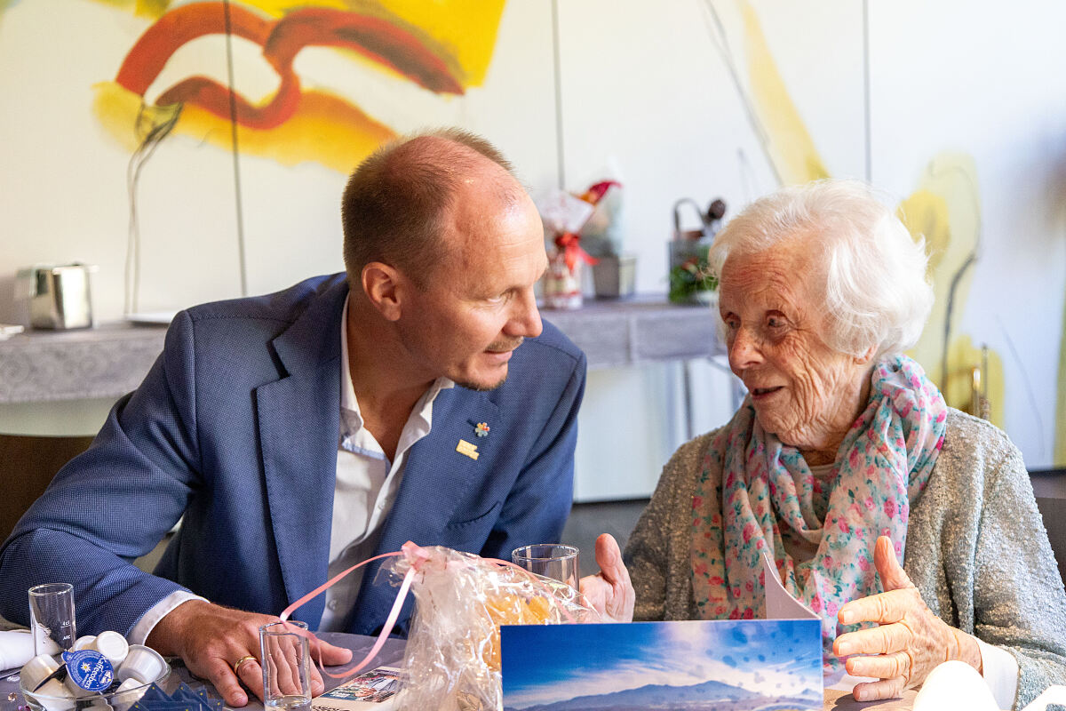 Josefine Psula (r.) ist mit 107 Jahren die älteste Bürgerin Innsbrucks. Bürgermeister Johannes Anzengruber (l.) tauschte sich  zu ihrem Geburtstag mit ihr aus.