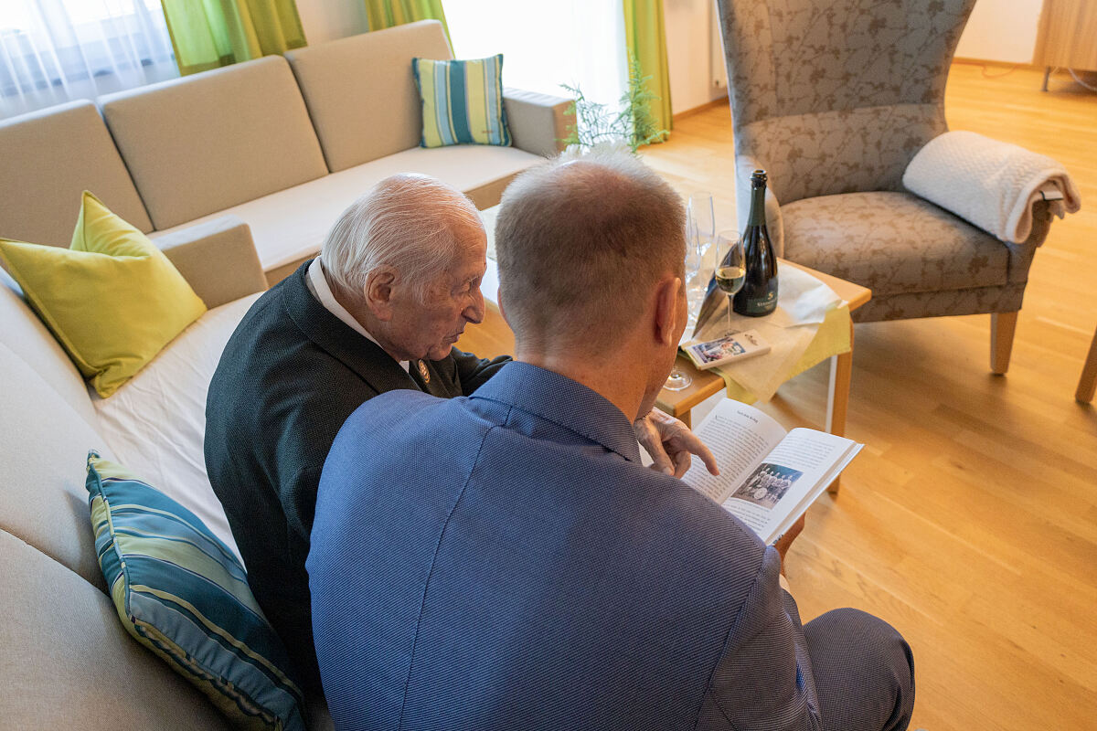 Zahlreiche Erinnerungen konnte Ludwig Ascher (l.) an seinem 106. Geburtstag mit Bürgermeister Johannes Anzengruber teilen.