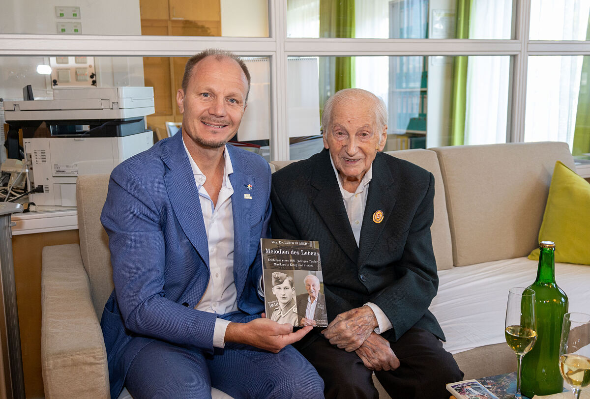 Melodien des Lebens ist der Titel der Memoiren von Ludwig Ascher (r.), in denen er an seinem 106. Geburtstag gemeinsam mit Bürgermeister Johannes Anzengruber (l.) las.