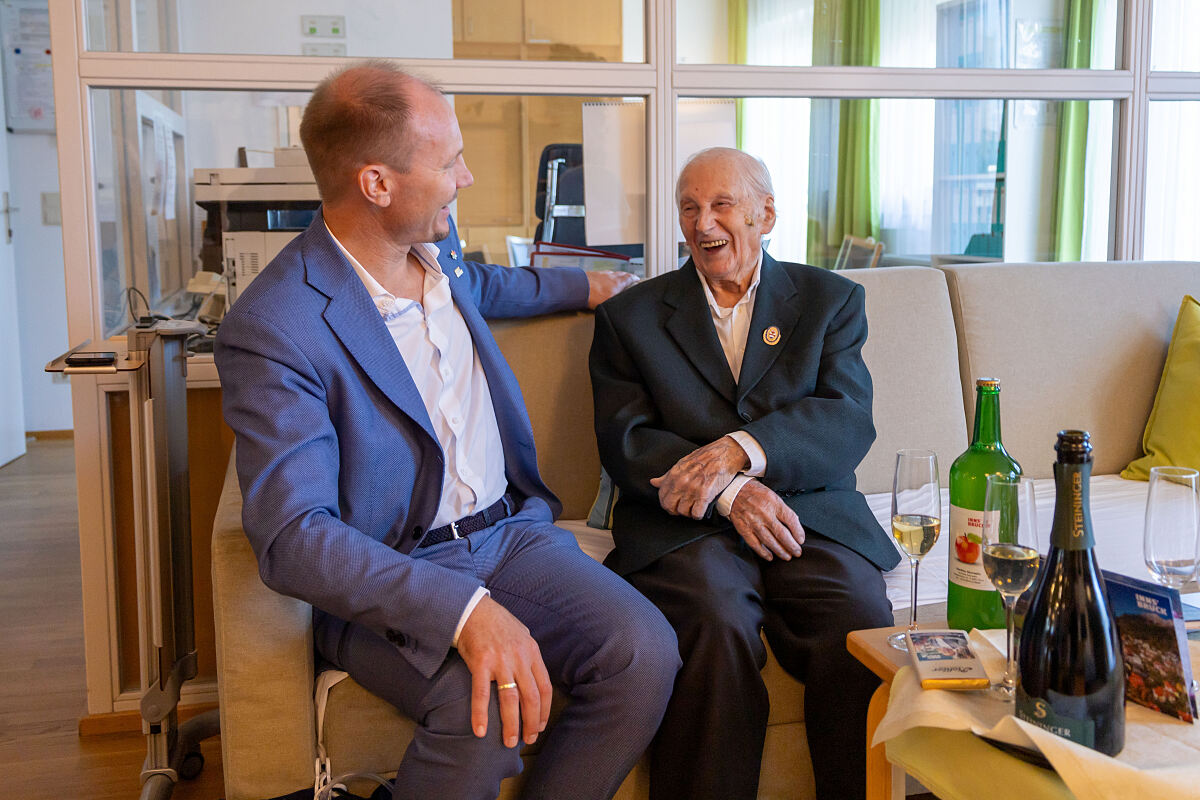 Ludwig Ascher (r.) erzählte beim Geburtstagsbesuch einige joviale Geschichten - Bürgermeister Johannes Anzengruber (l.) freute sich gemeinsam mit dem Jubilar.