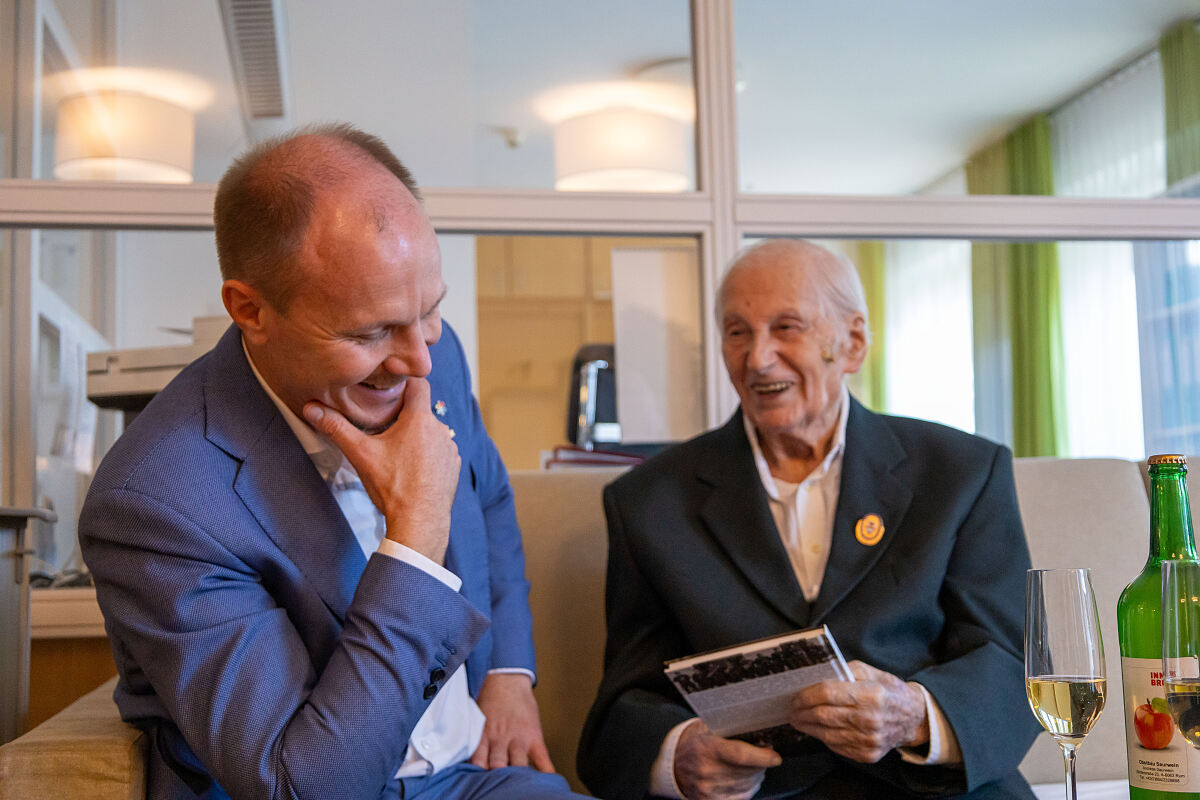Bürgermeister Johannes Anzengruber (l.) besuchte Ludwig Ascher (r.) bereits in den vergangenen Jahren.
