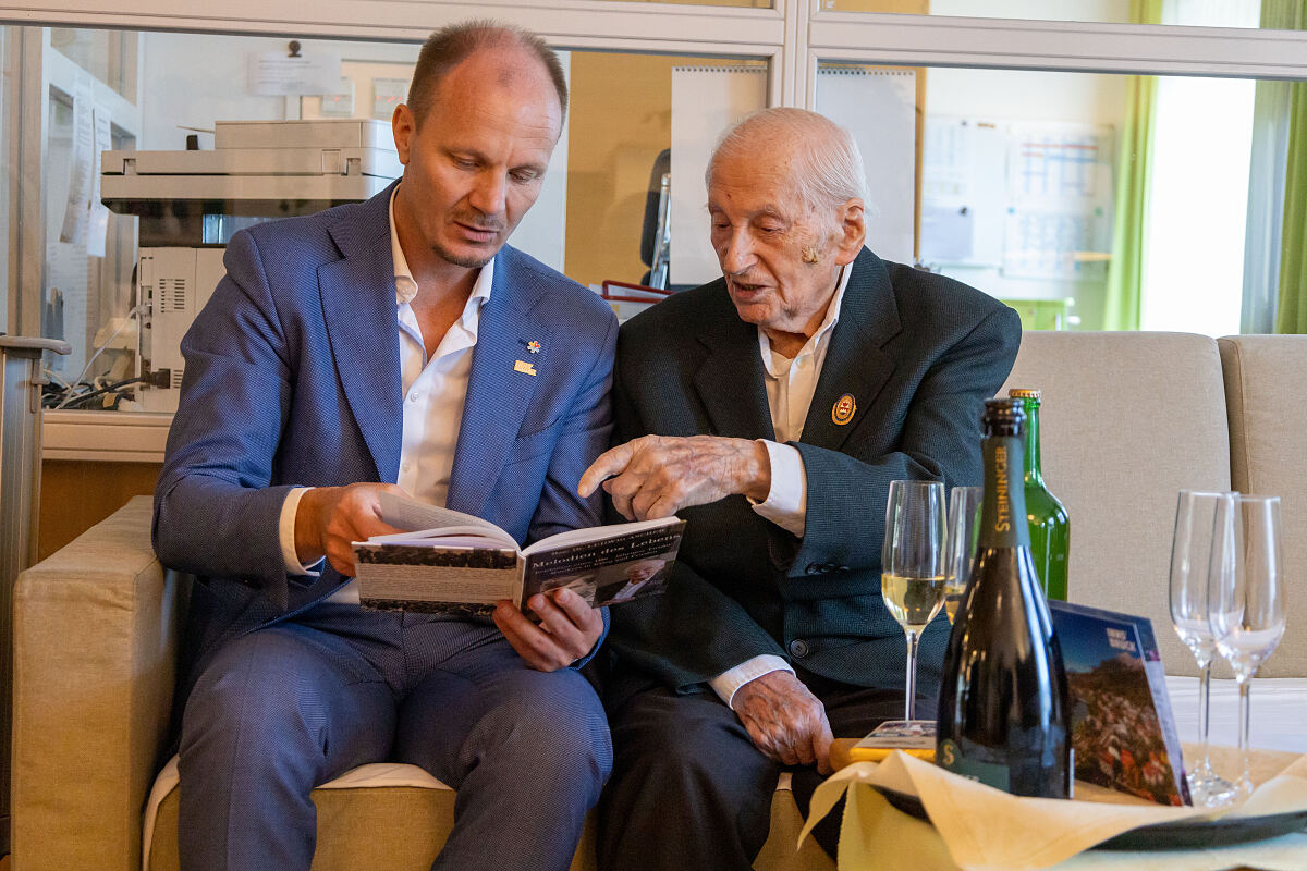 Mit 106 Jahren ist Ludwig Ascher (r.) der älteste Bürger Innsbrucks. Hier beim gemeinsamen Schmökern mit Bürgermeister Johannes Anzengruber (l.).