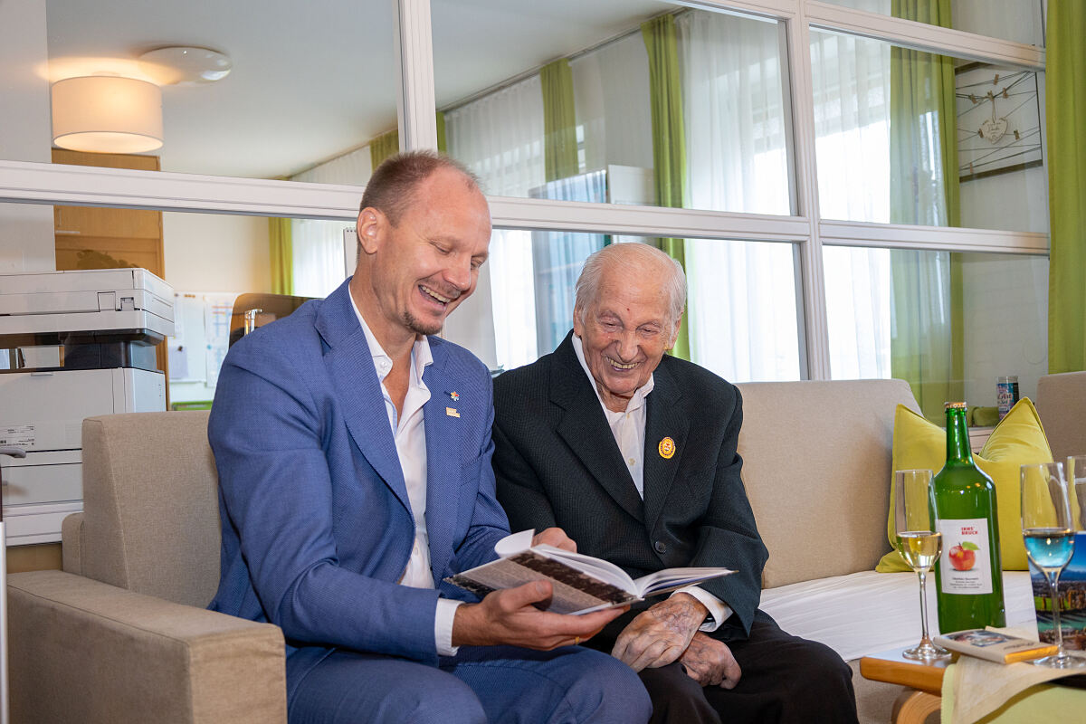 Bürgermeister Johannes Anzengruber (l.) beim Besuch zum 106. Geburtstag von Innsbrucks ältestem Bürger Ludwig Ascher.