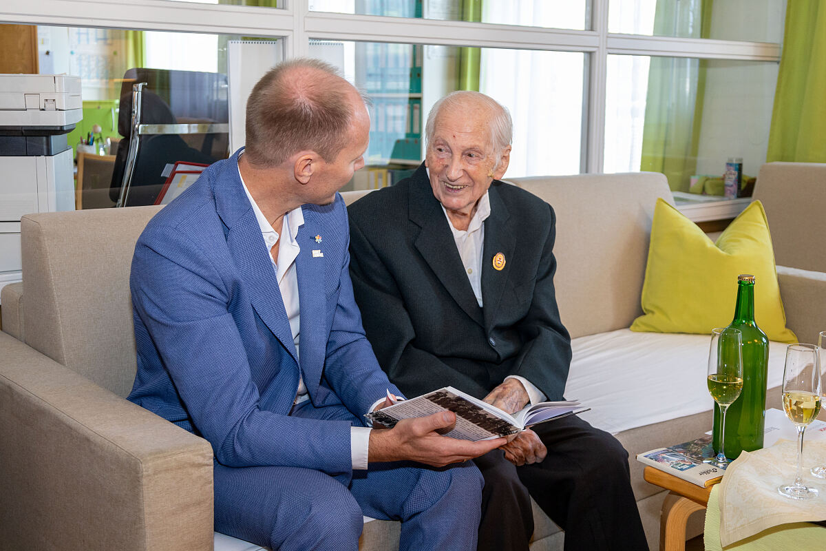 Bürgermeister Johannes Anzengruber (l.) besuchte Innsbrucks ältesten Bürger Ludwig Ascher.