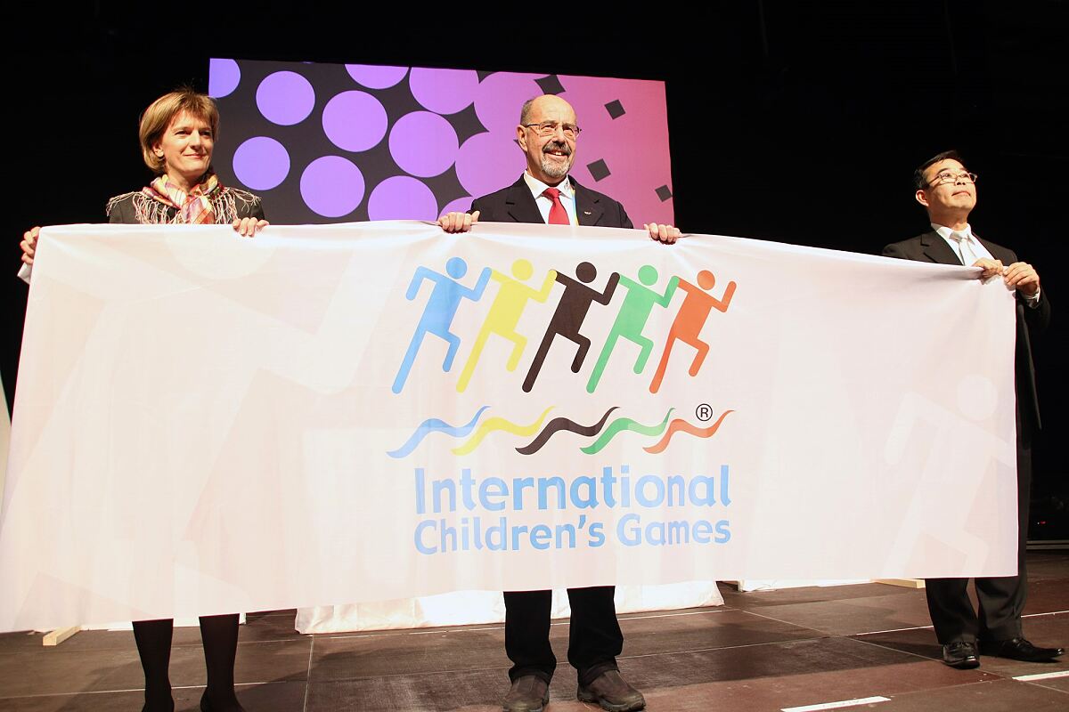 foto03_icg2016_fahnenuebergabe