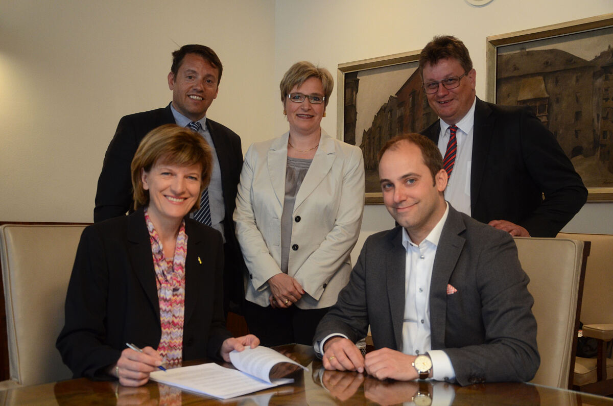 240516_vertragsunterzeichnungbuecherei_dh