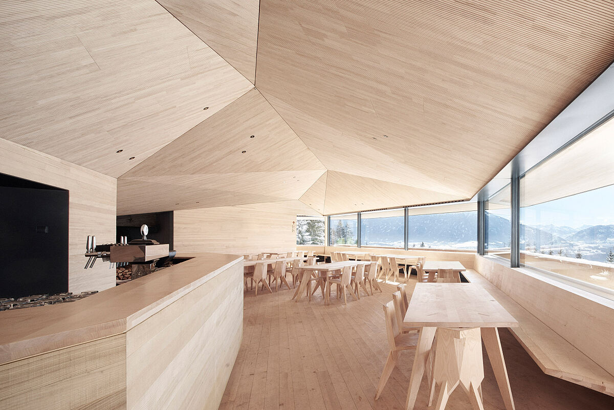 170517_umbrueggler-alm_gastraum-mit-bar-adolf-bereuter