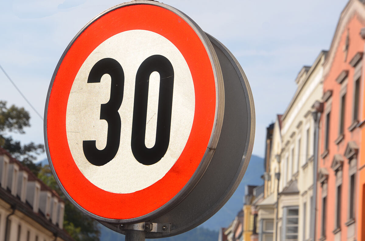 strassenschild-30er-zone-quer