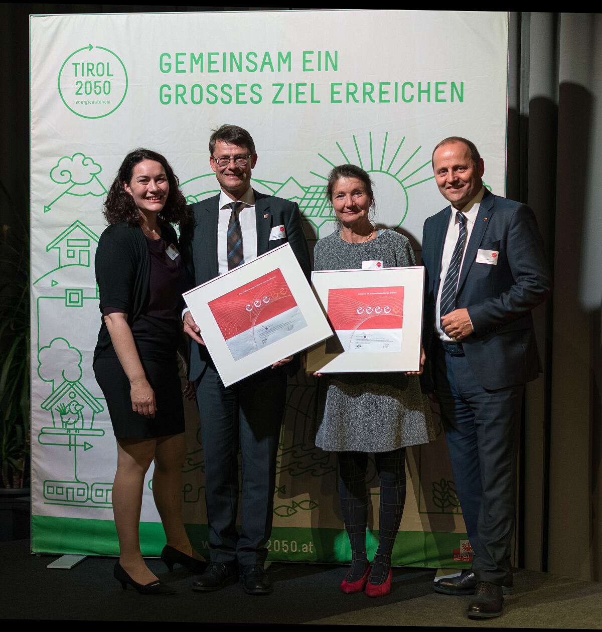 bezirk-ibk-und-ikb-land-c-energie-tirol-lachsgrau