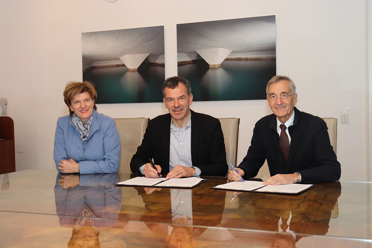 12_13_eunivercities_sitzend_2703