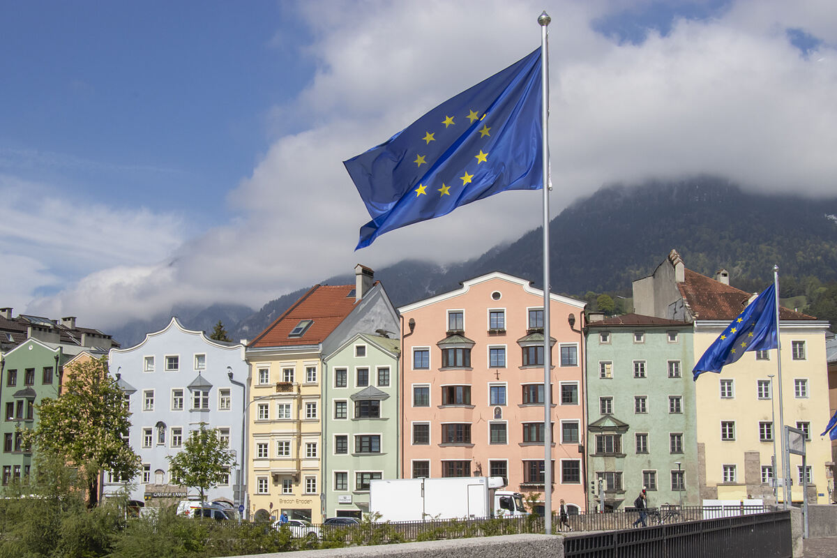 18_19_eu_fahne_mariahilf_haeuserzeile_mf