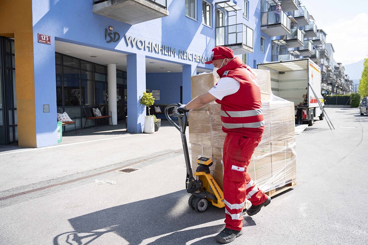 200413_covid-19_schutzmaterial_auslieferung_-land-tirol_berger