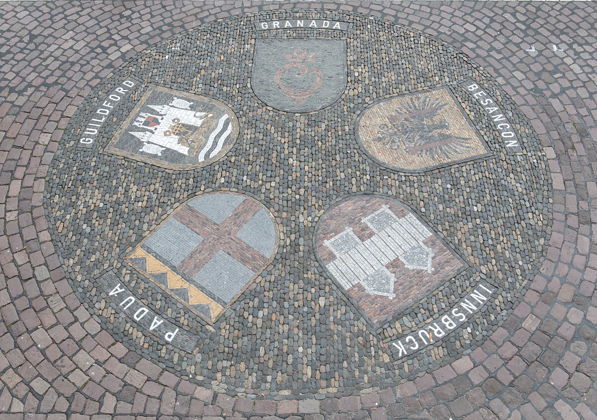 18_19_freiburg-wappen-rathausplatz