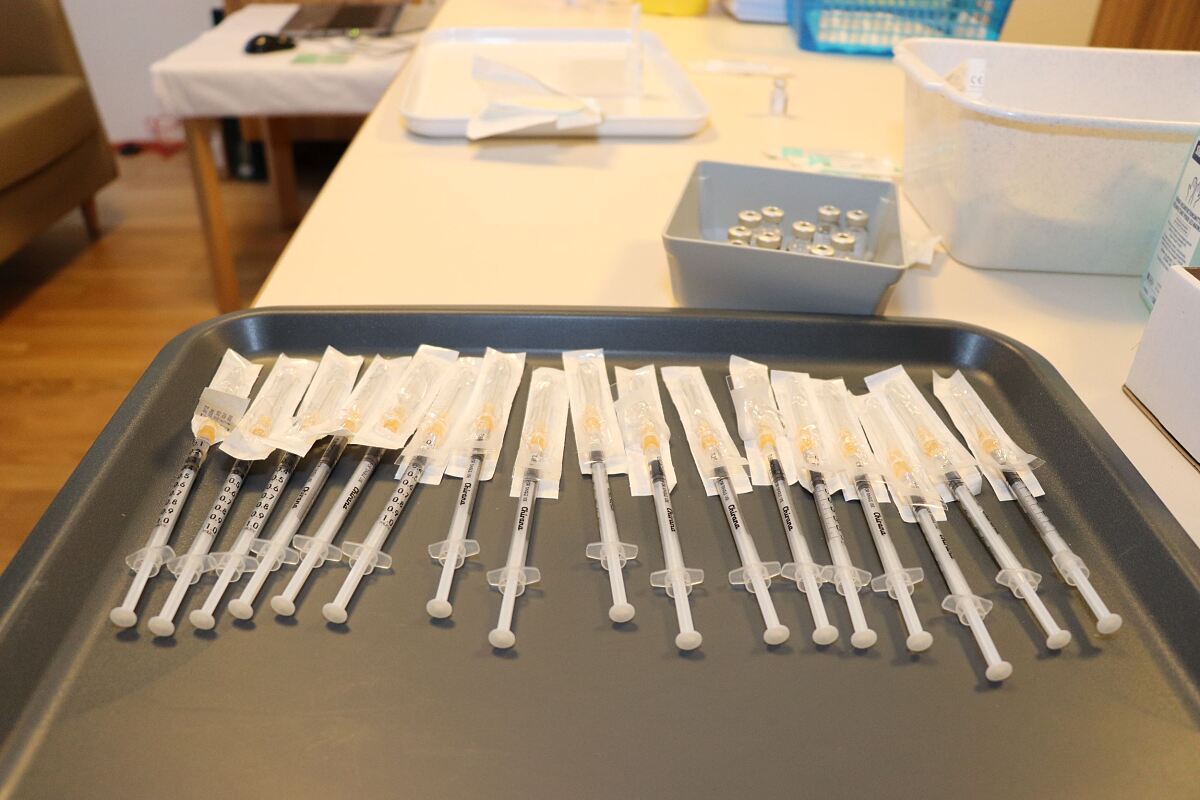 44_47_corona_impfstoff_spritzen_wg-2