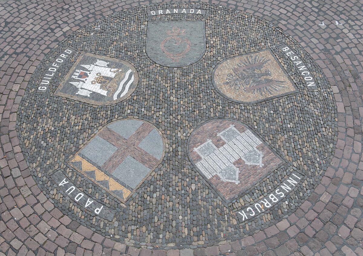 10_freiburg_wappen_rathausplatz-stadt-freiburg