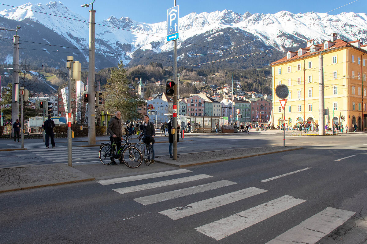 14_15_marktplatz_ursulinensaele-a-dullnigg