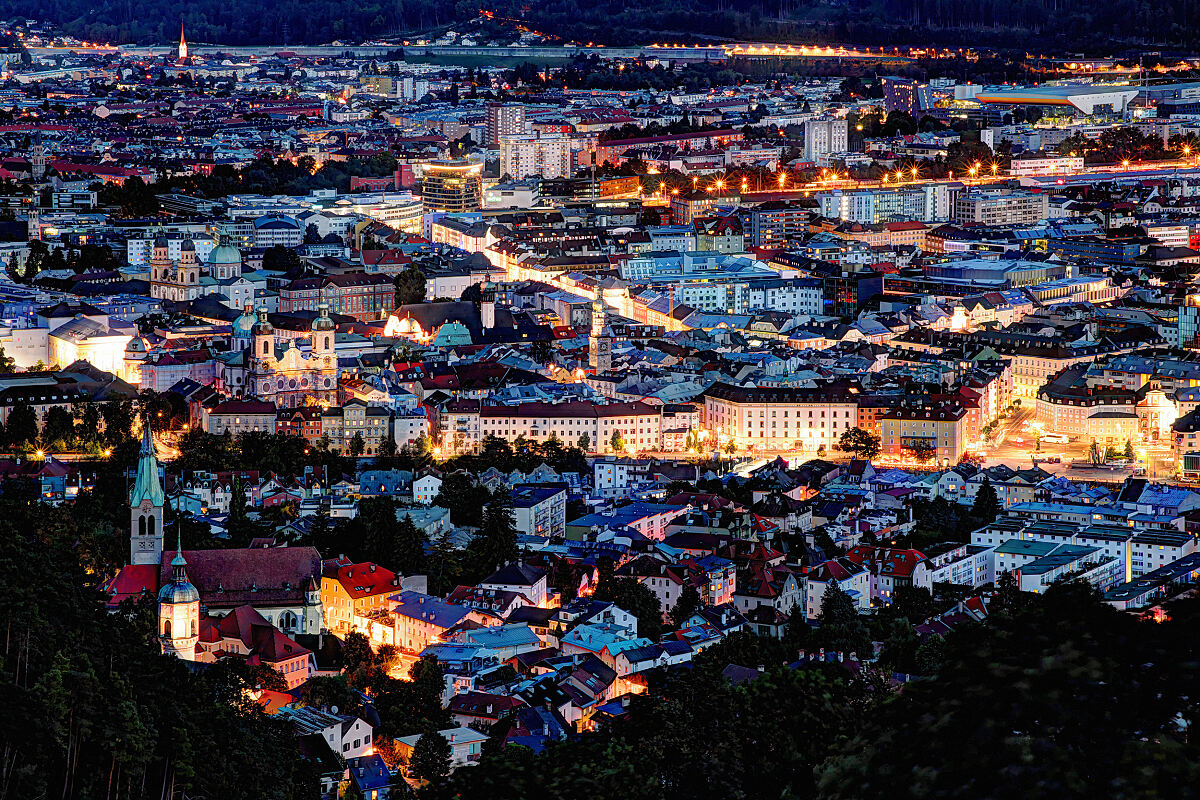 6_7_ikb_beleuchtete_stadt_-c-ikb-kopie