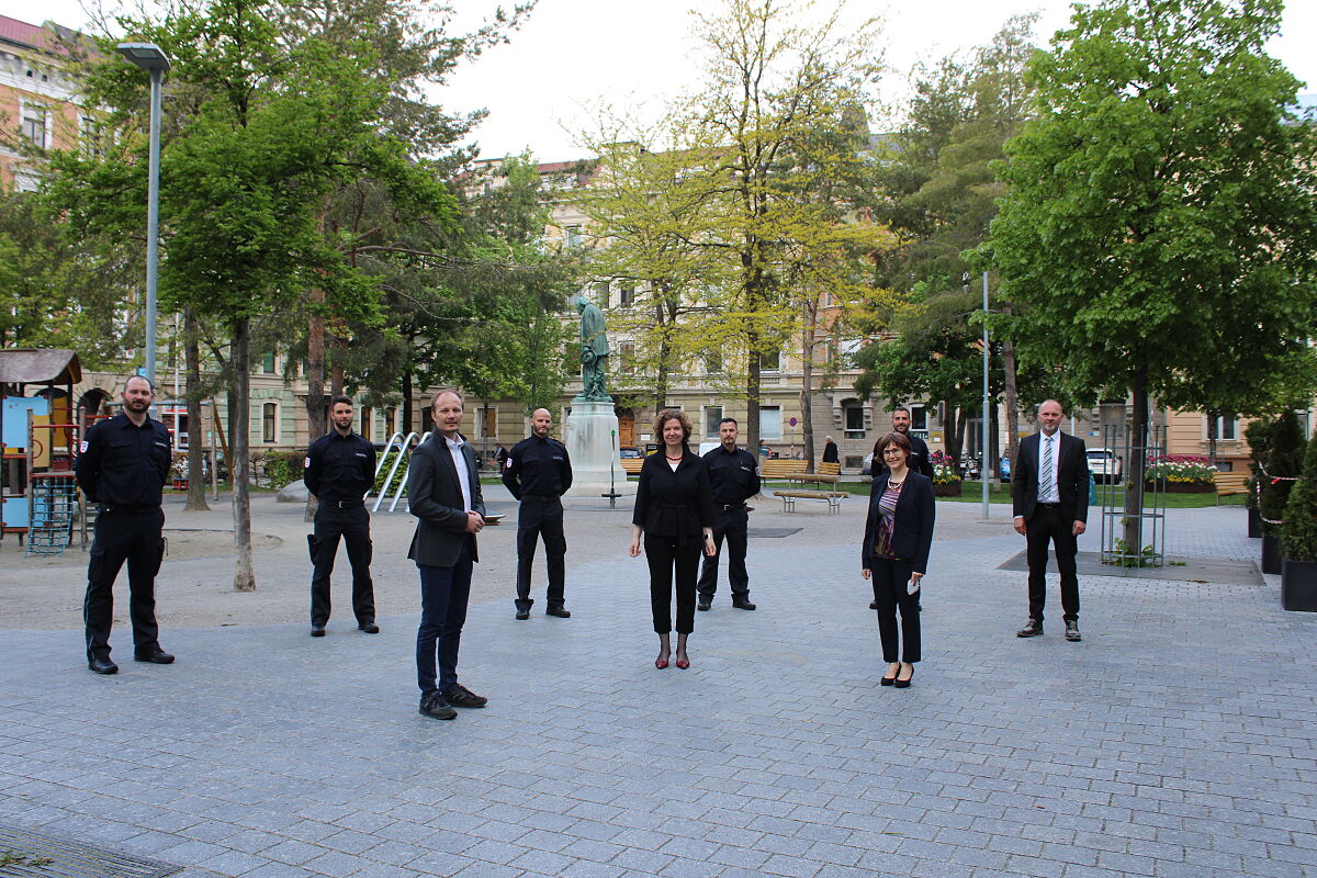 gruppenfoto-im-freien